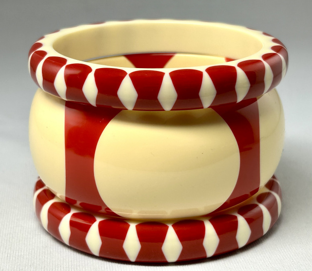 WT18 red and cream big dot & pair bowtie resin bangles